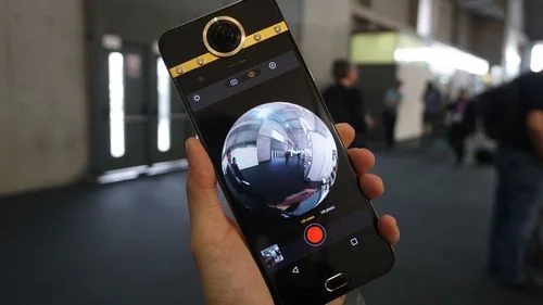 Smartphone dau tien ho tro chup anh 360 do, gia 1.300 USD