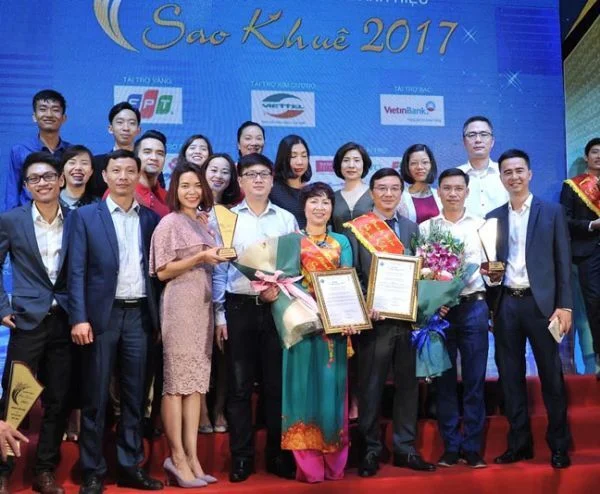 Đại diện Trung tâm Thanh toán và Trung tâm CNTT VietinBank - những chủ nhân của 2 danh hiệu Sao Khuê 2017