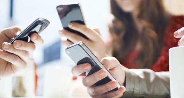 Con người tiêu tốn thời gian cho smartphone ngày càng nhiều