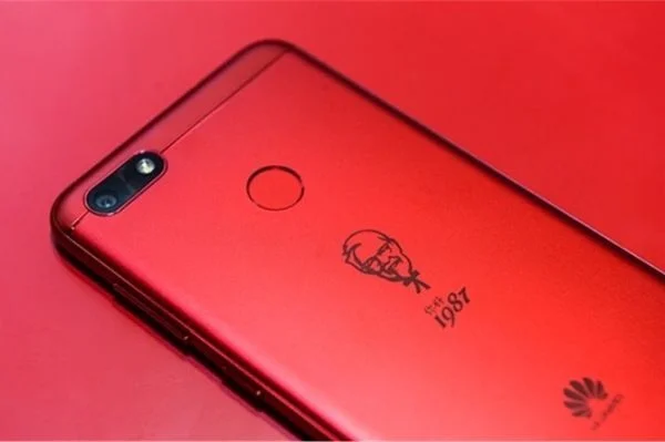Chiếc smartphone mang thương hiệu KFC màu đỏ, với hình ảnh ông Colonel Sanders ở phía sau.