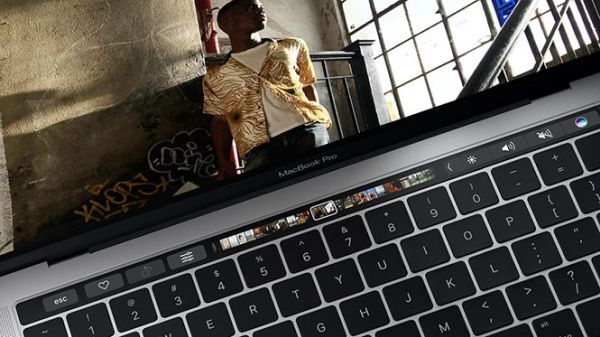 Chrome 60 đã có thể khai thác những lợi thế từ Touch Bar trên MacBook Pro /// Ảnh chụp lại từ Digitaltrends