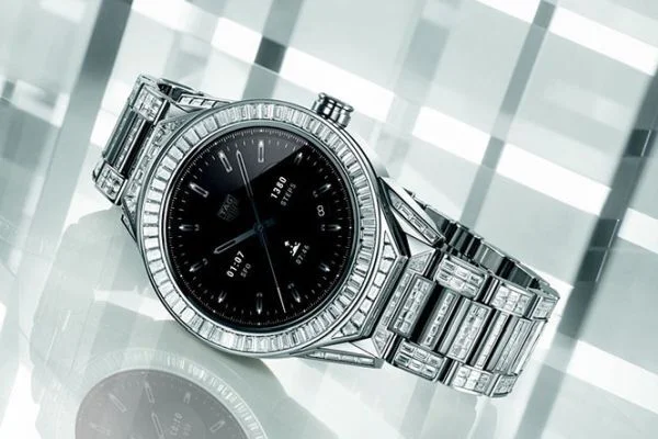 Tag Heuer ra mắt smartwatch phủ kim cương, giá 17.000 USD