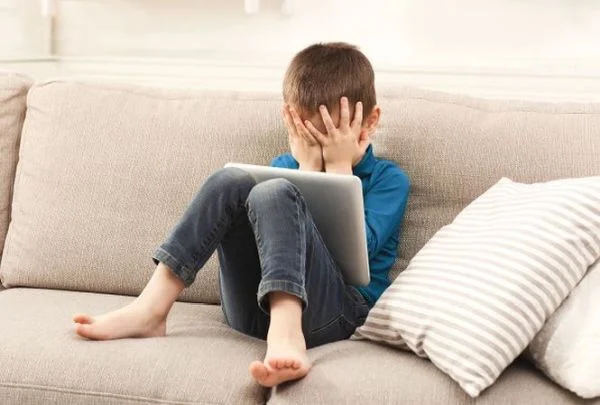 Trẻ em nhìn màn hình nhiều sẽ nhận thức kém?