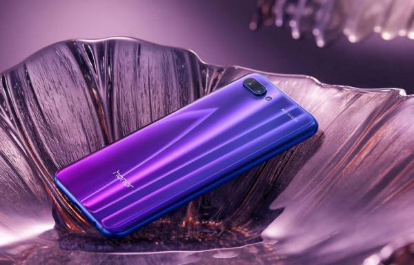 Honor 10 có giá bán chính thức 9,9 triệu đồng kèm nhiều ưu đãi khi đặt trước