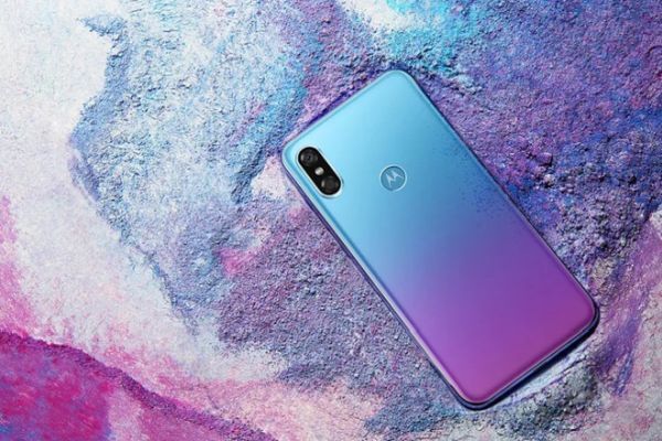Motorola sắp ra smartphone P30, thiết kế tương tự iPhone X