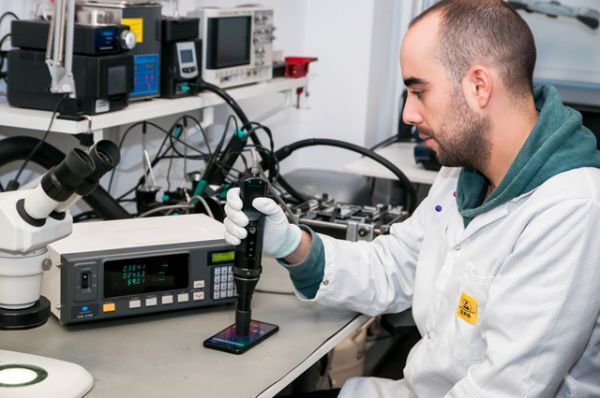 Choáng với màn tra tấn điện thoại Vsmart ở Tây Ban Nha