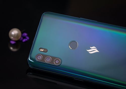 VinSmart chính thức ra mắt smartphone Vsmart Active 3, giá từ 4.49 triệu đồng