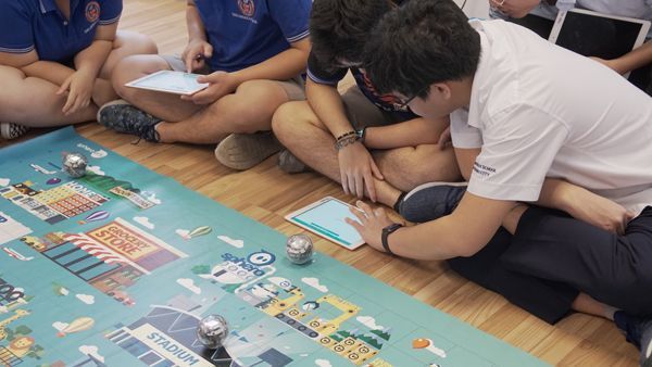 Học sinh trung học viết code, chế tạo robot để làm quen với 