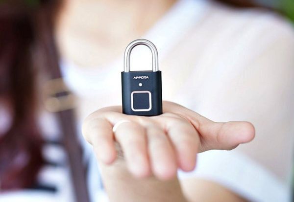 Khóa vân tay AM1 có kích thước khá nhỏ gọn
