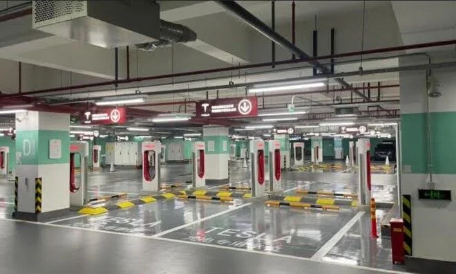 Tesla ra mắt trạm sạc điện lớn nhất thế giới