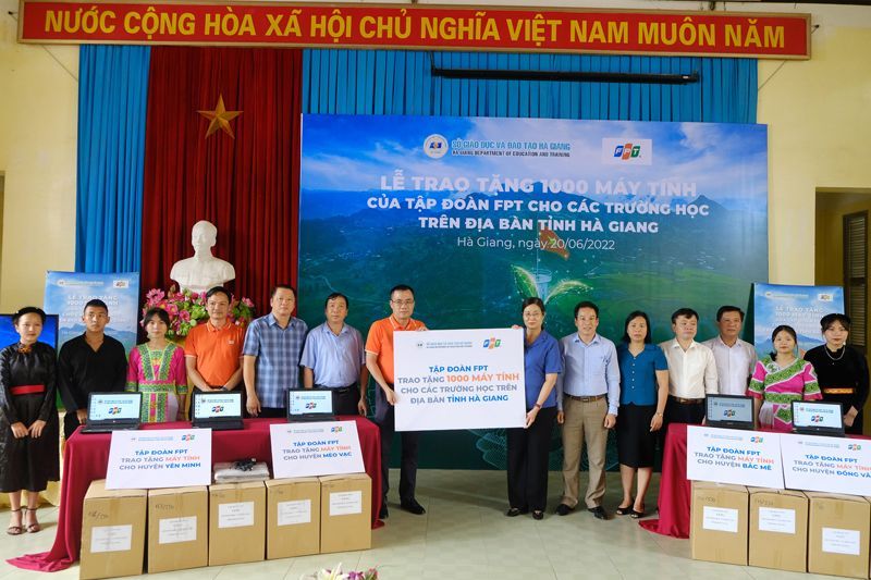 Tập đoàn FPT trao tặng 1.000 máy tính cho học sinh tỉnh Hà Giang