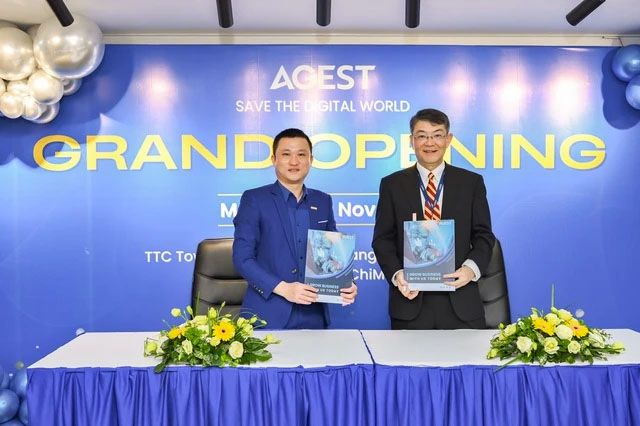 TS. Nguyễn Quốc Hùng - Phó Trưởng khoa CNTT KD, ĐH Kinh tế TP.HCM (trái) và Ông Tamaki Mizuide - Giám đốc điều hành AGEST Việt Nam ký kết MOU