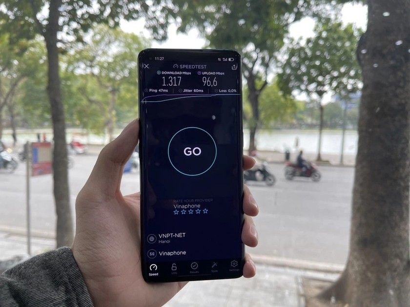 Khách hàng trải nghiệm dịch vụ của VinaPhone tại Cà Mau.