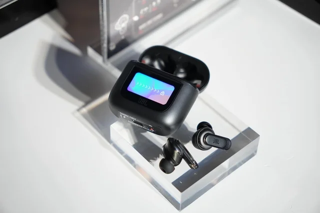 JBL Tour Pro 2