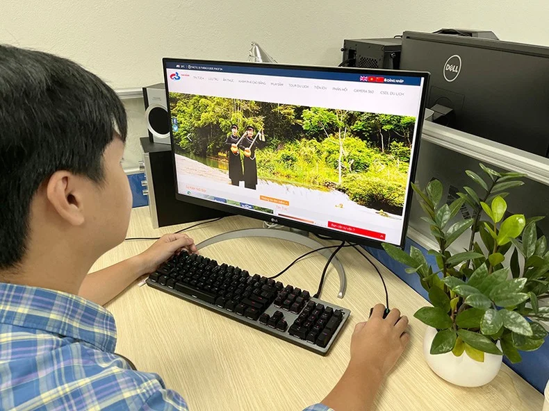 Du khách truy cập cổng du lịch thông minh tỉnh Cao Bằng tìm hiểu thông tin về du lịch Cao Bằng.