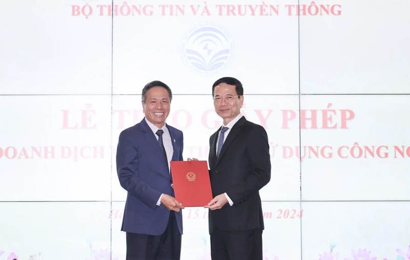 Lãnh đạo Tập đoàn VNPT nhận giấy phép thiết lập mạng và cung cấp dịch vụ.