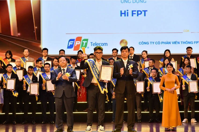 Ông Nguyễn Trung Trực - Phó Giám đốc Hi FPT lên nhận giải thưởng. 