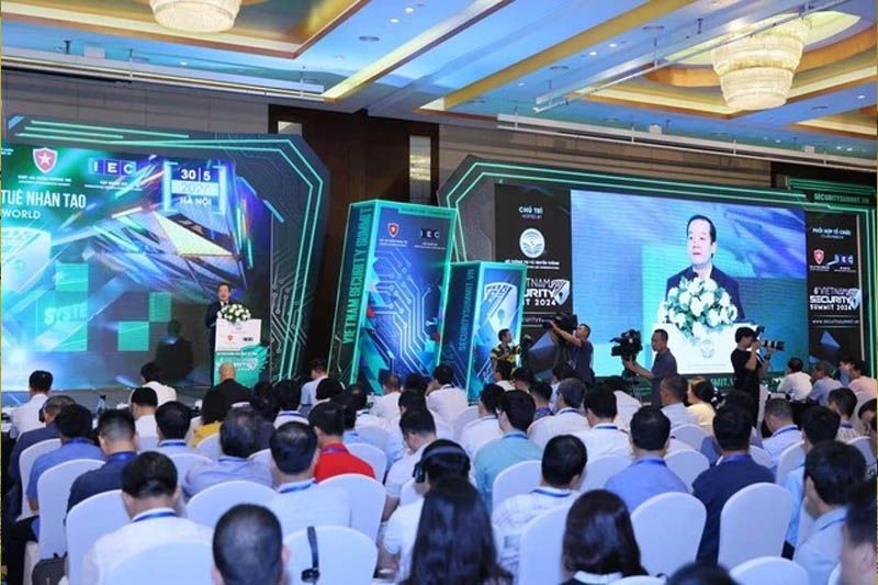 Thứ trưởng Bộ TT-TT Nguyễn Đức Long chia sẻ thông tin tại hội thảo