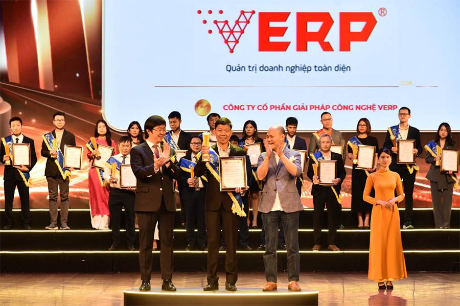 Đại diện VERP, Ông Hoàng Tùng Sơn – Phó Giám đốc lên nhận giải thưởng Sao Khuê 2024