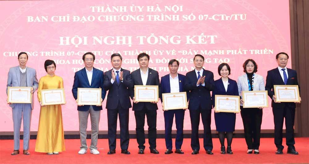 FPT nhận bằng khen về phát triển KHCN và đổi mới sáng tạo