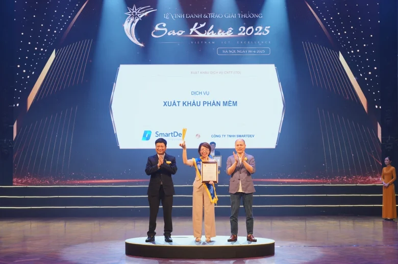 Chị Nguyễn Ngọc Hà, Marketing Director, đại diện SmartDev nhận giải thưởng ”Dịch vụ xuất khẩu phần mềm tiêu biểu” tại Lễ trao giải  thưởng Sao Khuê 2025.
