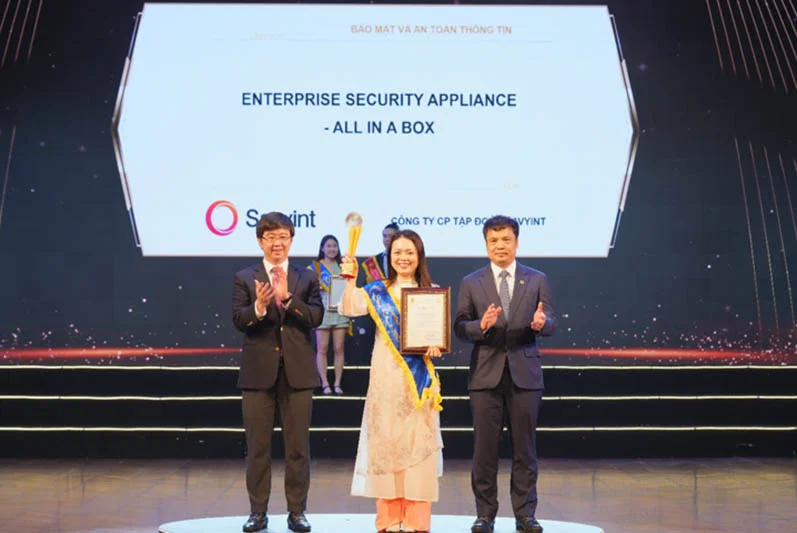 Đại diện SAVYINT nhận giải thưởng Sao Khuê 2025 cho giải pháp Enterprise Security Appliance- All in a Box
