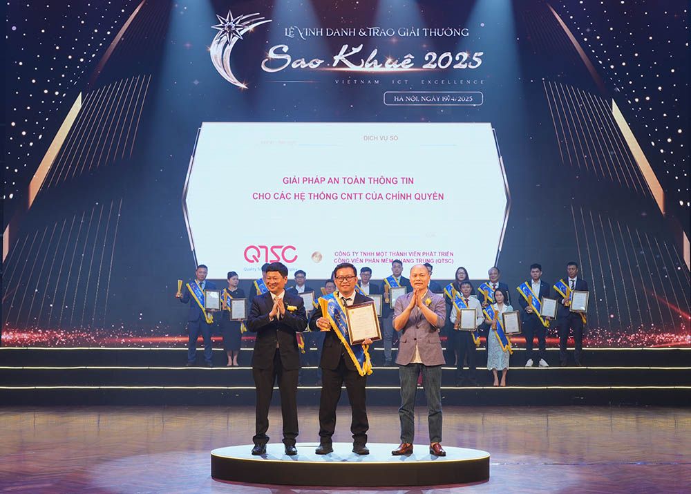 Đại diện QTSC nhận Giải thưởng Sao Khuê 2025