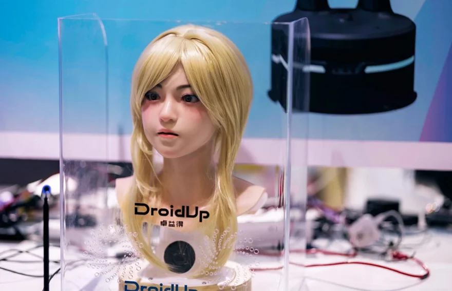 Đầu của một robot hình người trưng bày tại gian hàng DroidUp trong khuôn khổ WAIC 2025.