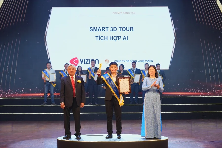 Đại diện Vizion tại lễ trao giải thưởng Sao Khuê 2025