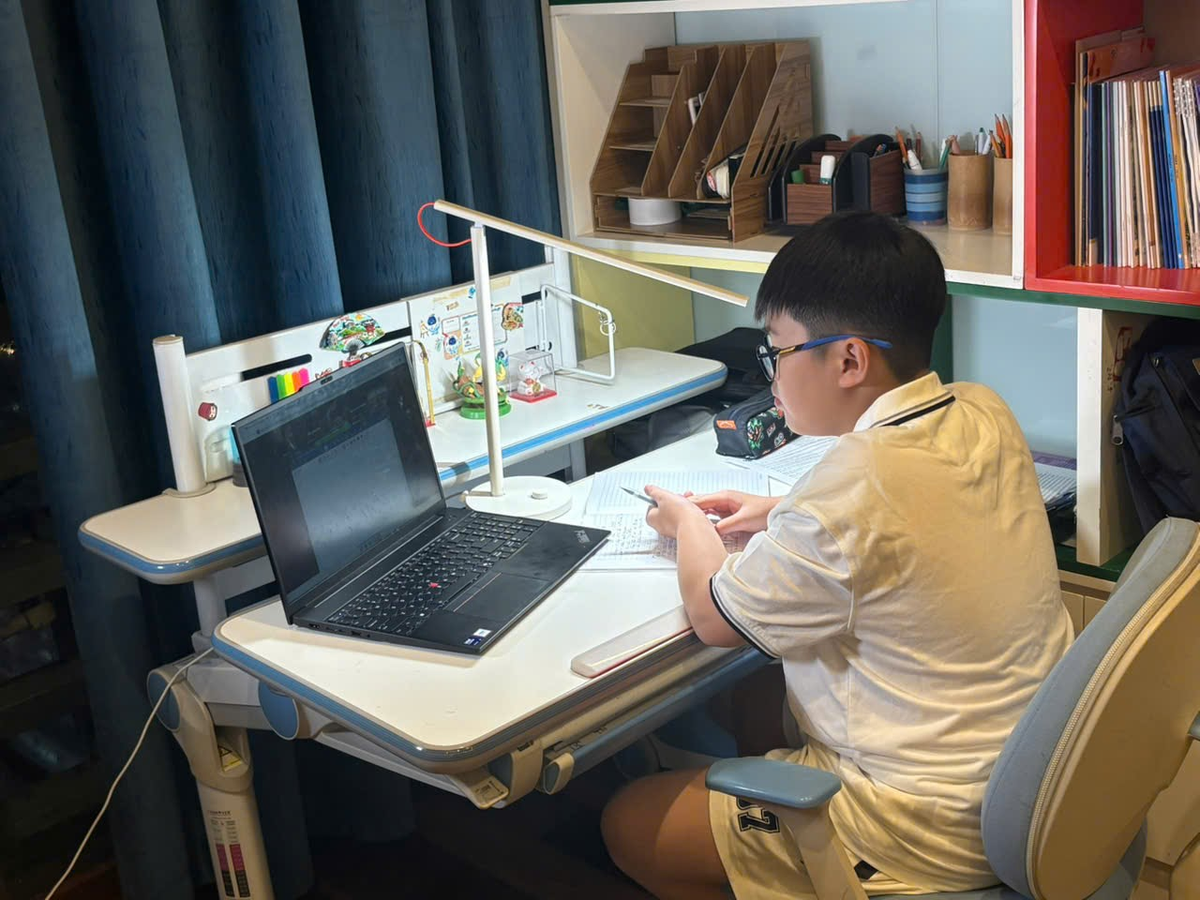 Nhờ Internet tốc độ cao và hệ thống Wifi Mesh của VNPT, việc học tập online của con cái lẫn giám sát an ninh trong nhà chị Thuý Anh trở nên dễ dàng hơn bao giờ hết.