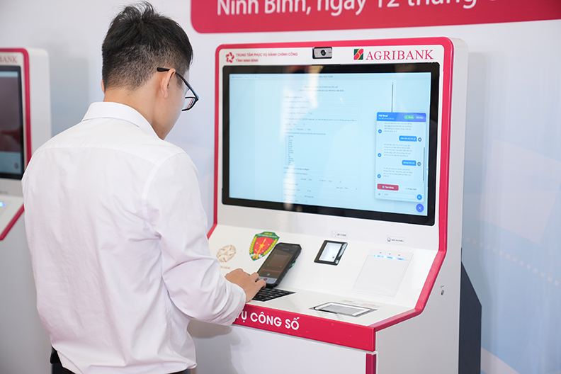 Trạm dịch vụ công số do Agribank tài trợ giúp người dân thực hiện các thủ tục hành chính thuận tiện, nhanh chóng, an toàn, chính xác, minh bạch