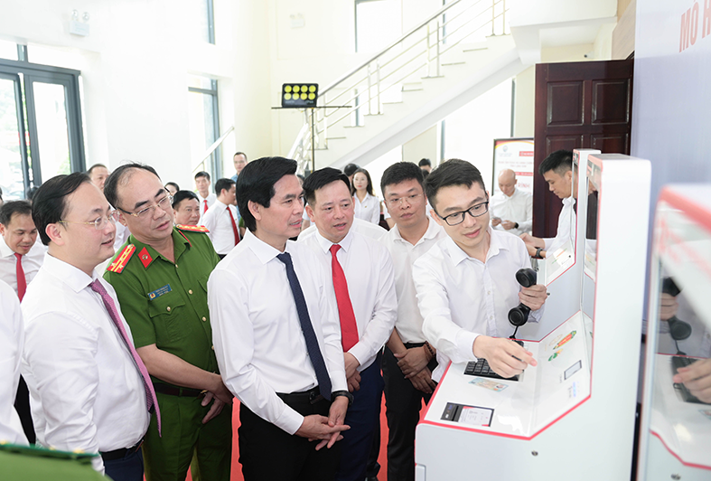 Lãnh đạo Agribank và lãnh đạo tỉnh Lạng Sơn, lãnh đạo C06 trải nghiệm thực hiện dịch vụ hành chính trên Trạm dịch vụ công số