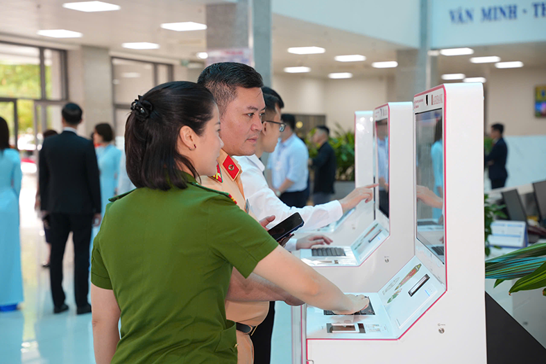 Trạm dịch vụ công số là mô hình tiêu biểu của Hệ sinh thái Kiosk đa tiện ích do Cục Cảnh sát QLHC về TTXH chủ trì phối hợp với các đơn vị liên quan triển khai thực hiện, Agribank là đơn vị đồng hành tài trợ các địa phương triển khai từ tháng 11/2025 đến nay